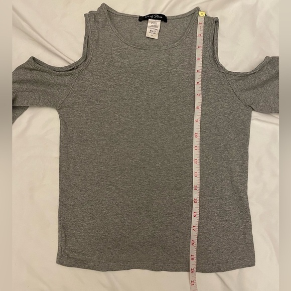 Rio of Stars size medium open shoulder gray long sleeve shirt - Picture 9 of 10